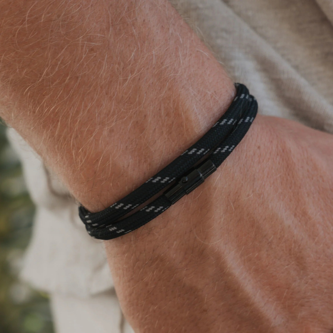 Schwarzes minimalistisches Seilarmband