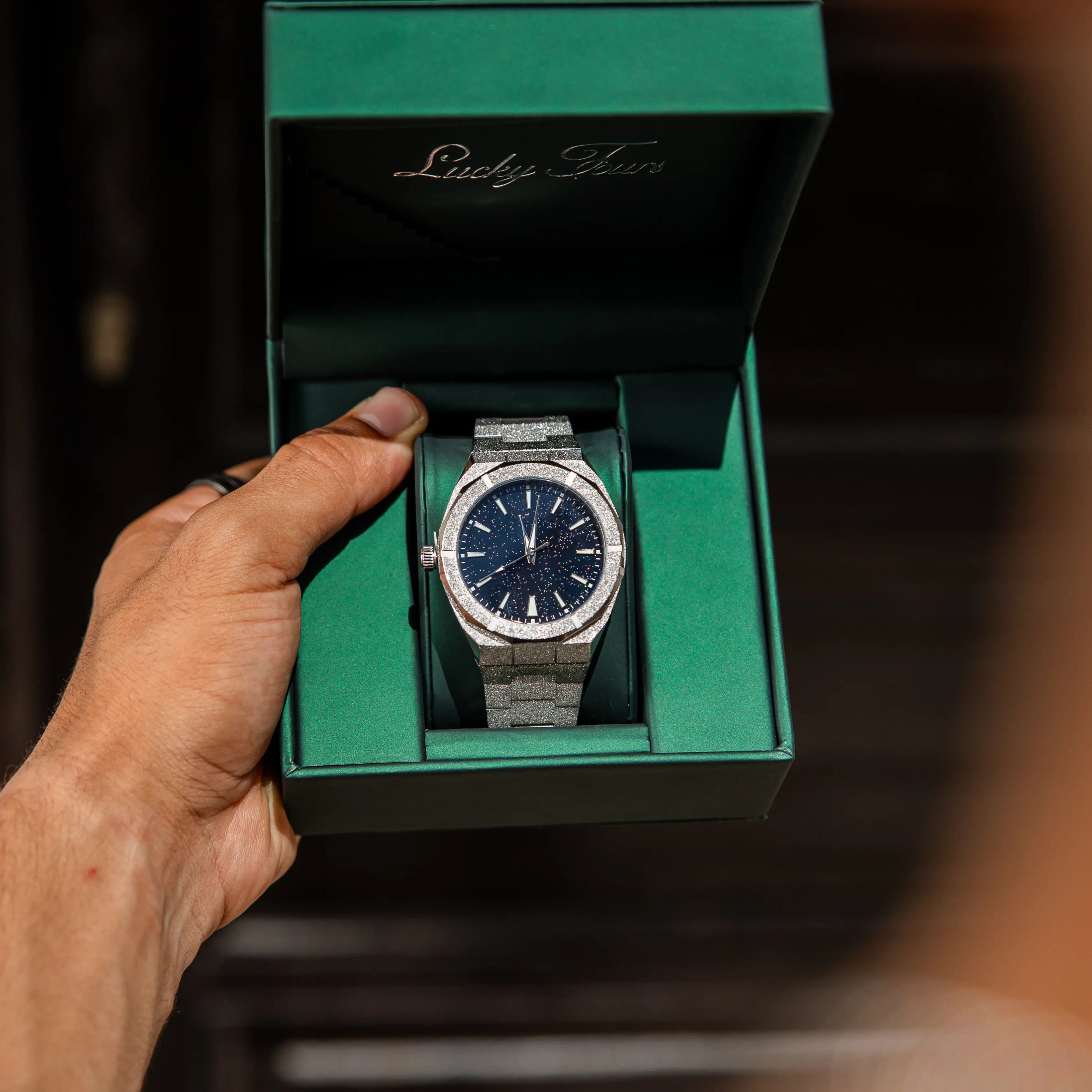 Zilveren stalen horloge met getextureerde glinsterende wijzerplaat