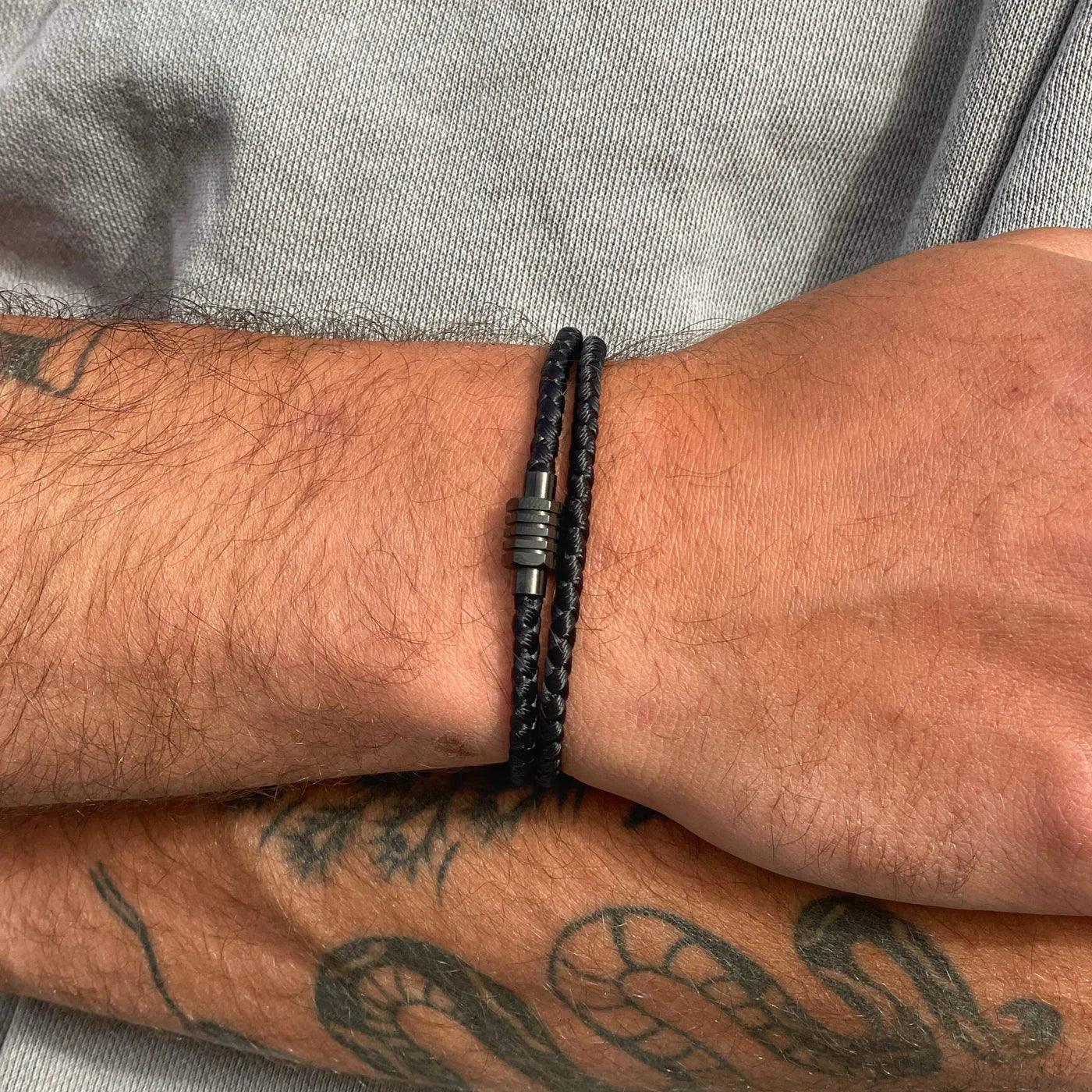 Schwarzes minimalistisches Seilarmband