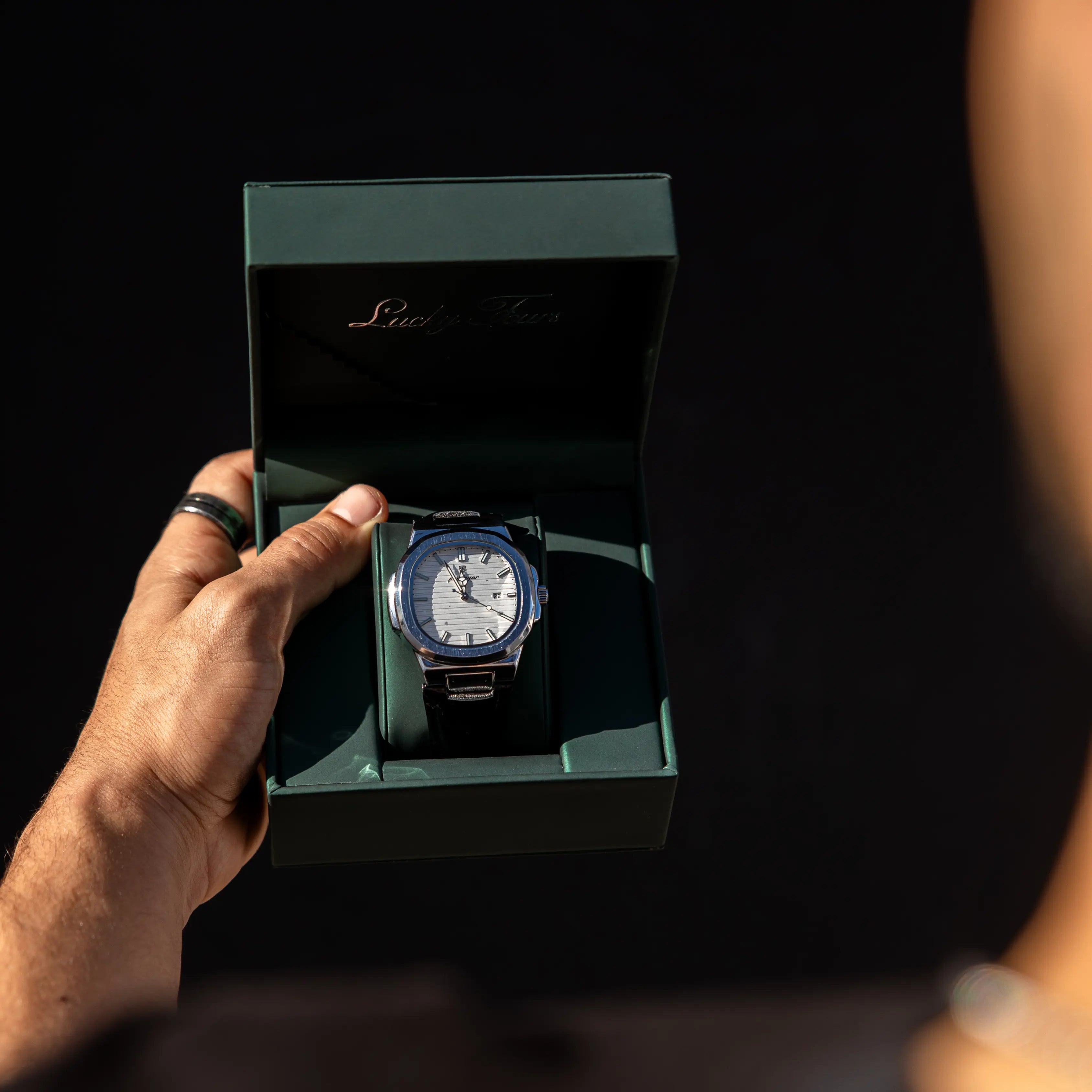 Silberstahl Uhr Dunkelblau strukturiertes Zifferblatt Blau Lederband