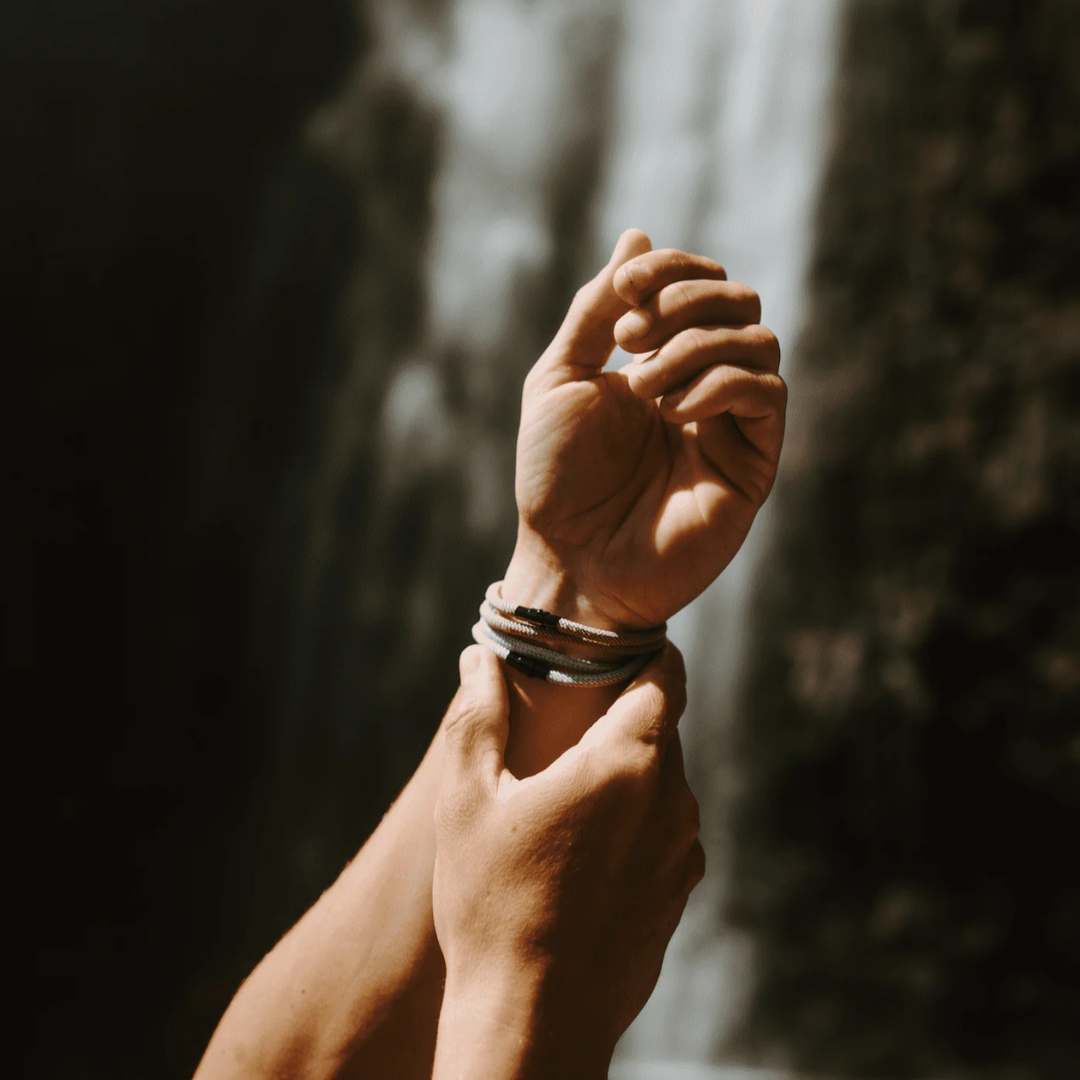 Graues minimalistisches Seilarmband