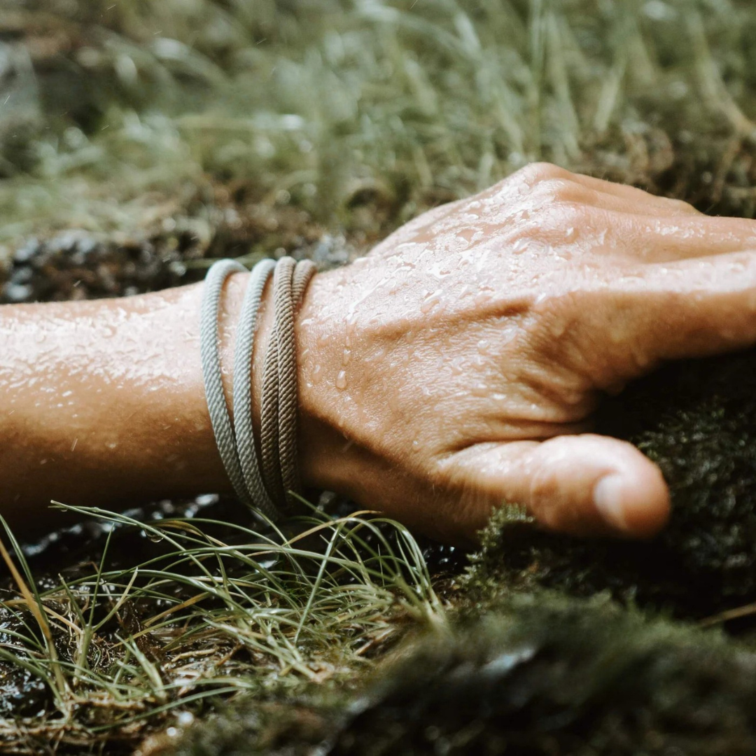 Graues minimalistisches Seilarmband