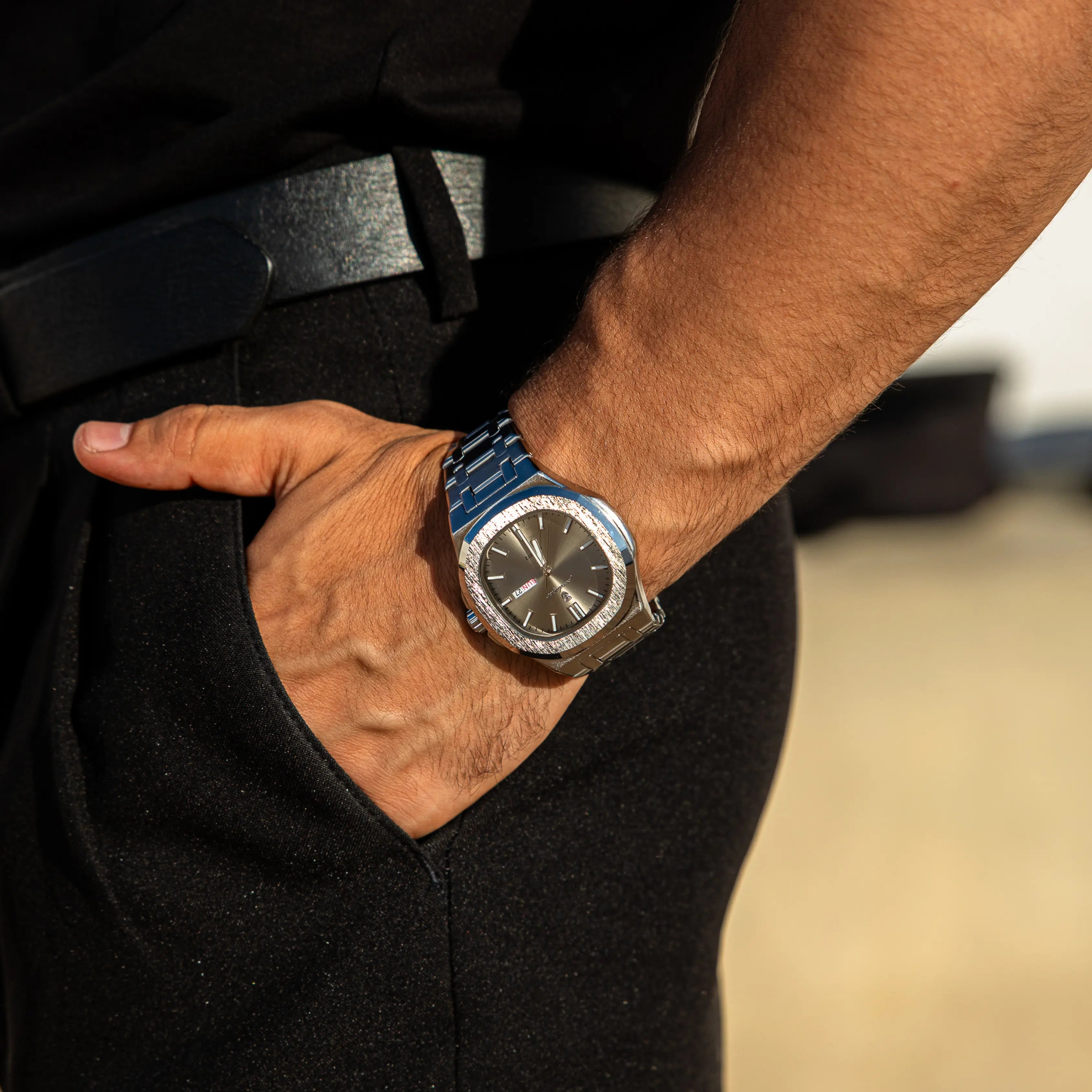 Silberstahl Uhr Dunkelblaues Zifferblatt integriertes Armband