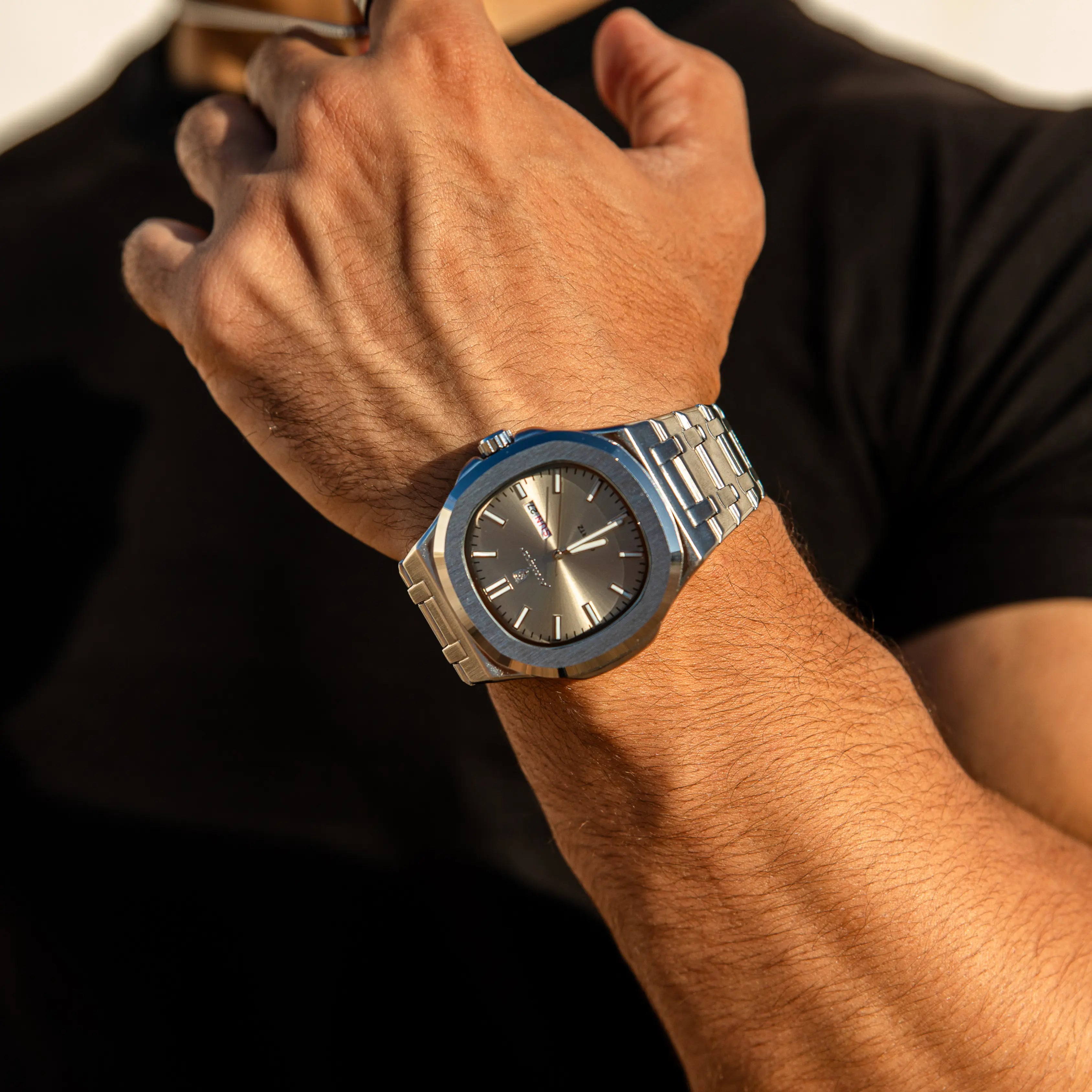 Silberstahl Uhr Dunkelblaues Zifferblatt integriertes Armband