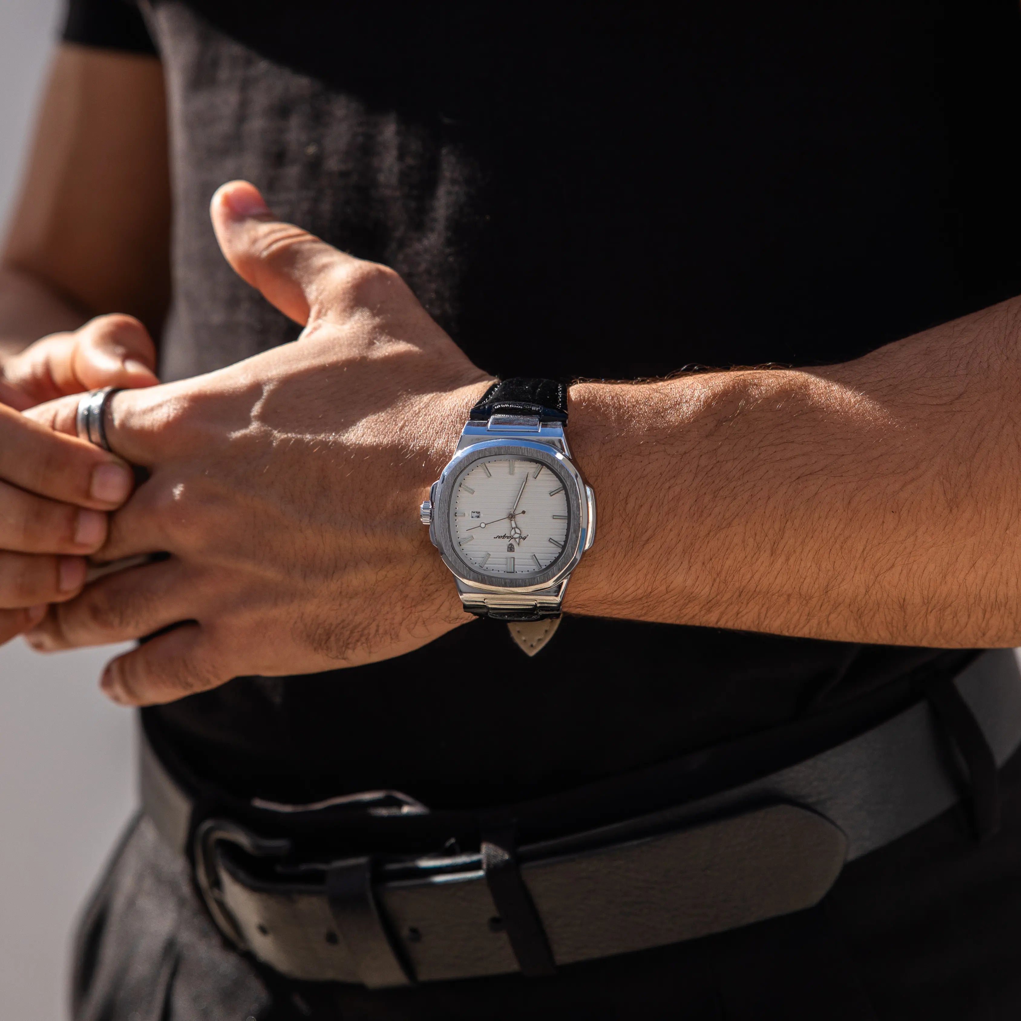Silberstahl Uhr Dunkelblau strukturiertes Zifferblatt Blau Lederband