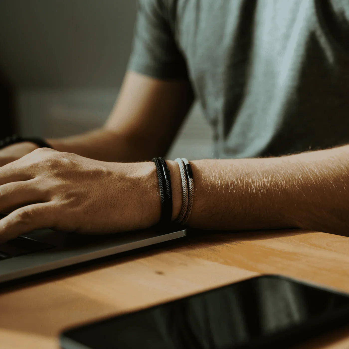 Schwarzes minimalistisches Seilarmband