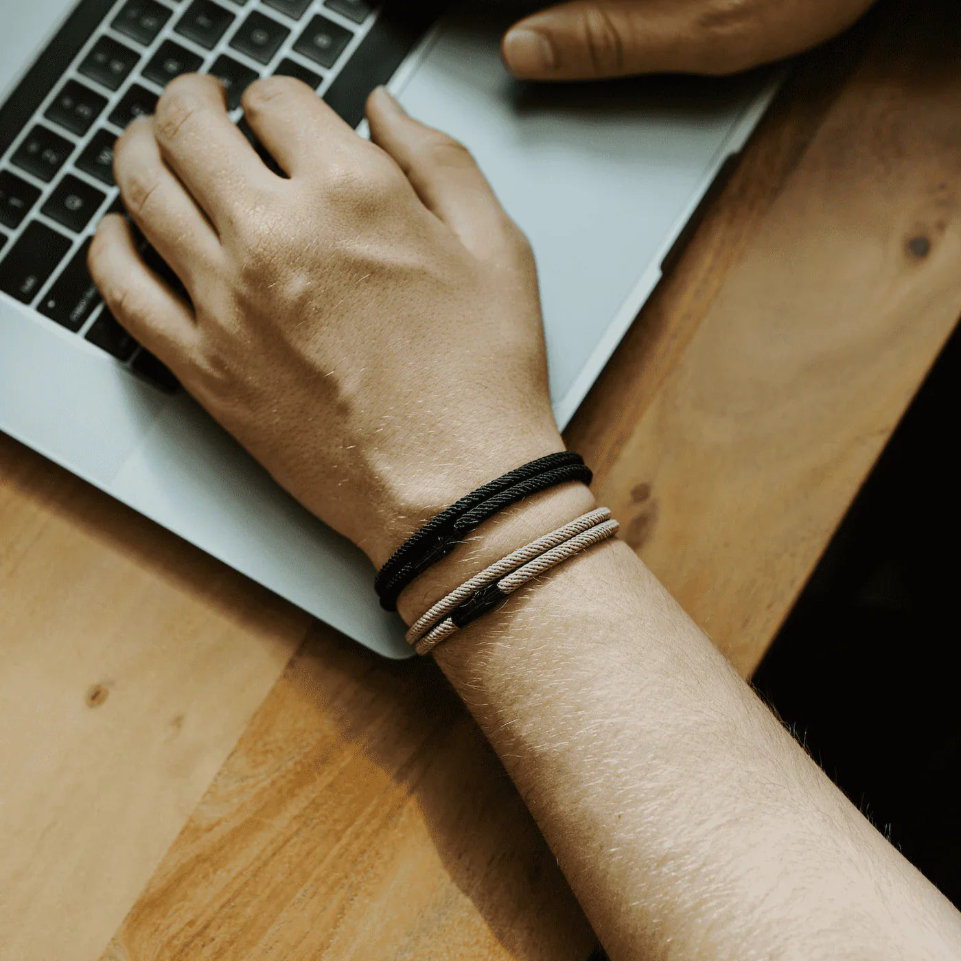 Schwarzes minimalistisches Seilarmband