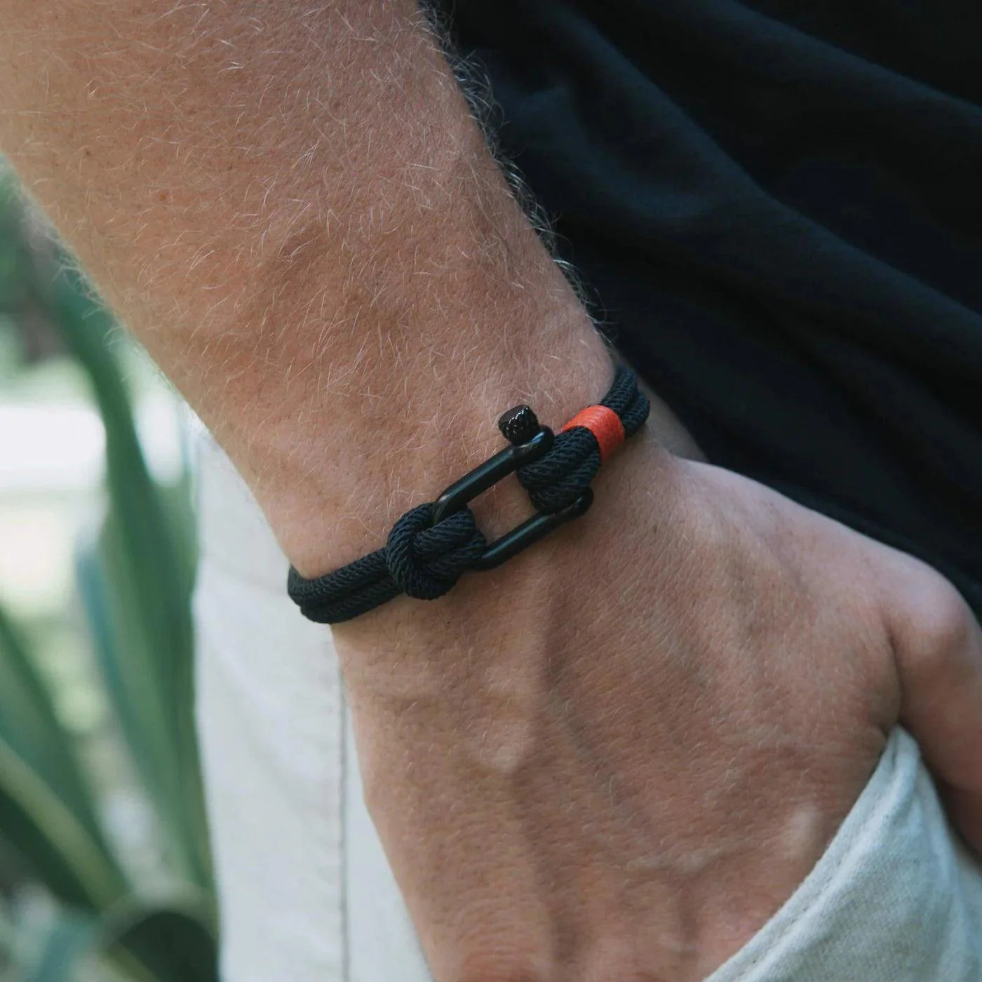 Schwarzes Seilarmband