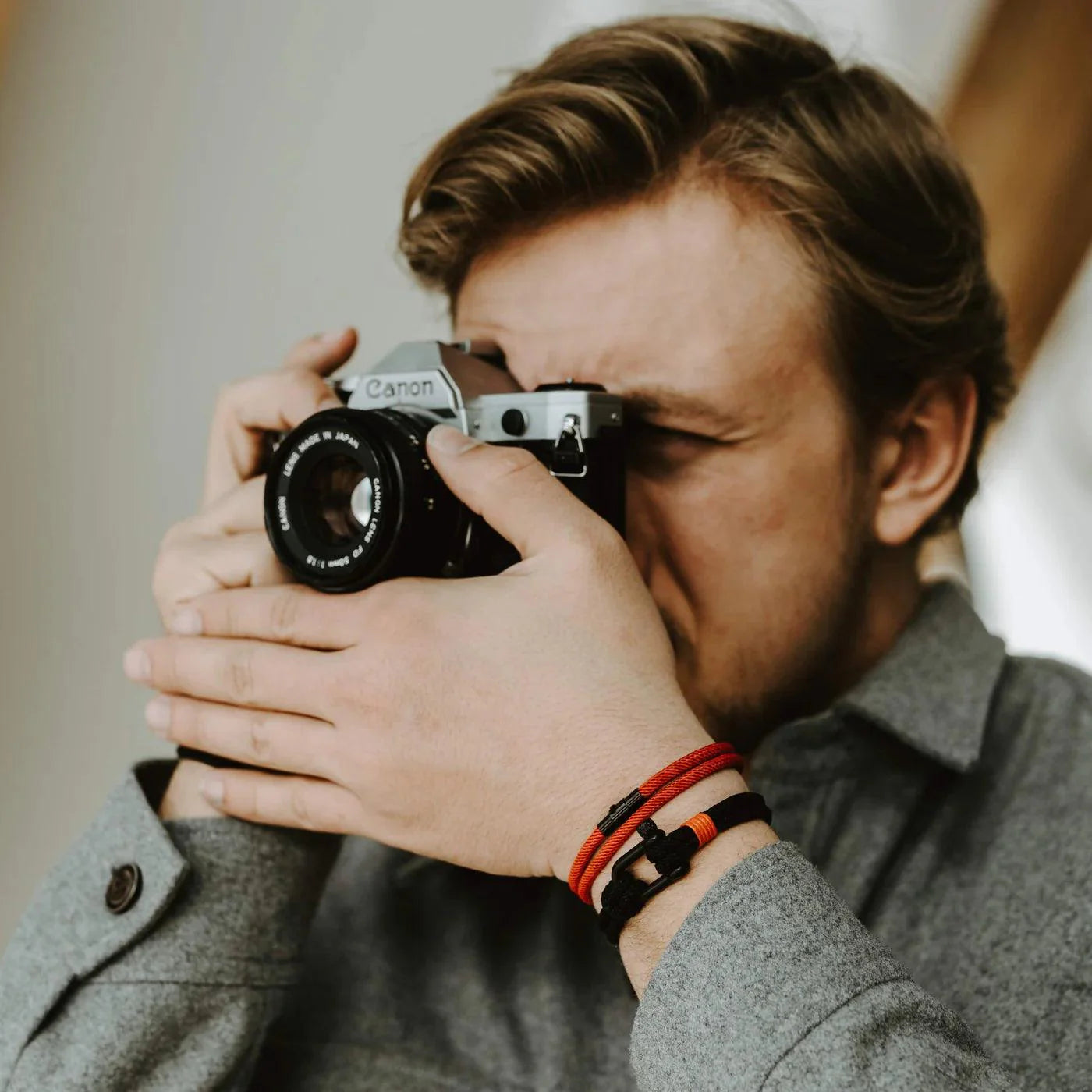 Rote minimalistische Seilarmband