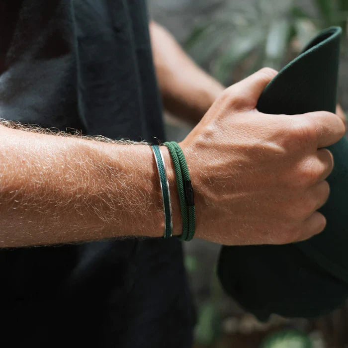 Grünes minimalistisches Seilarmband