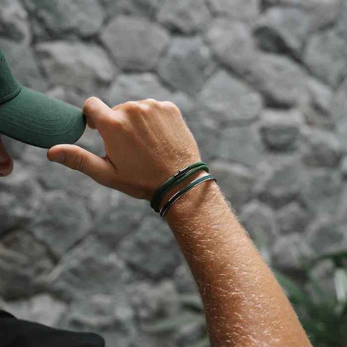 Grünes minimalistisches Seilarmband