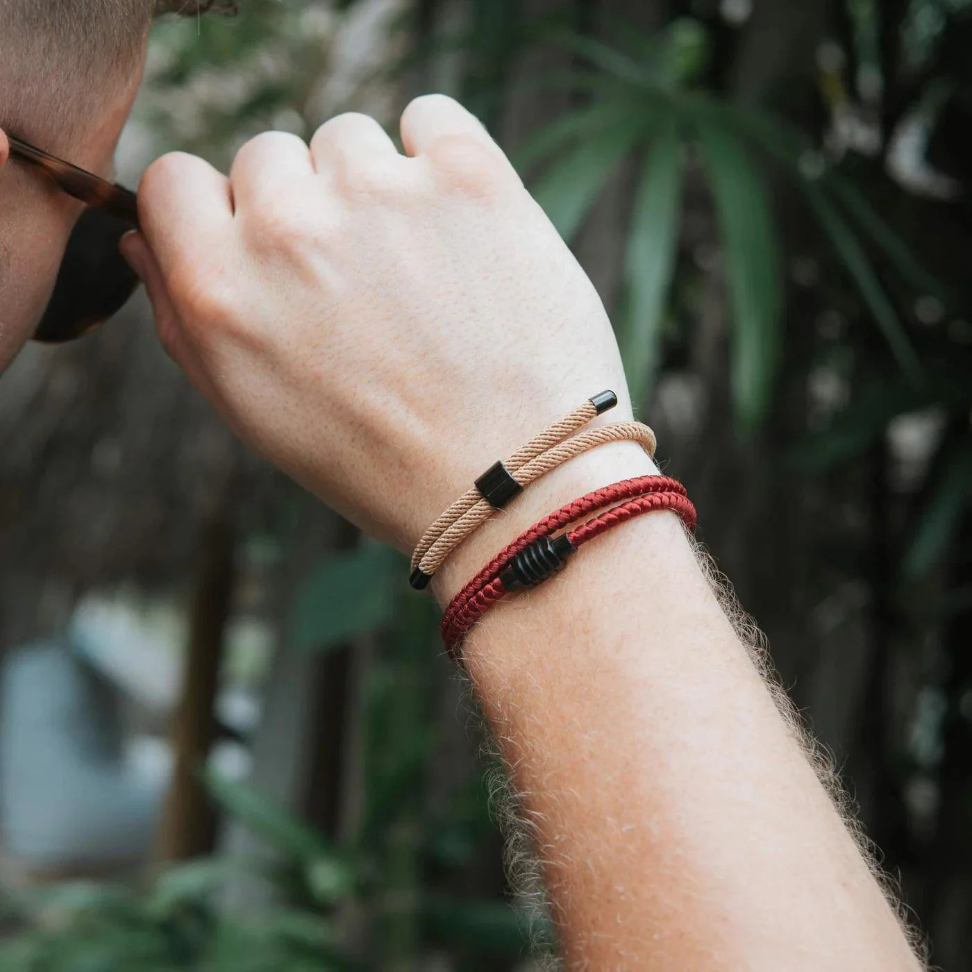 Rote minimalistische Seilarmband