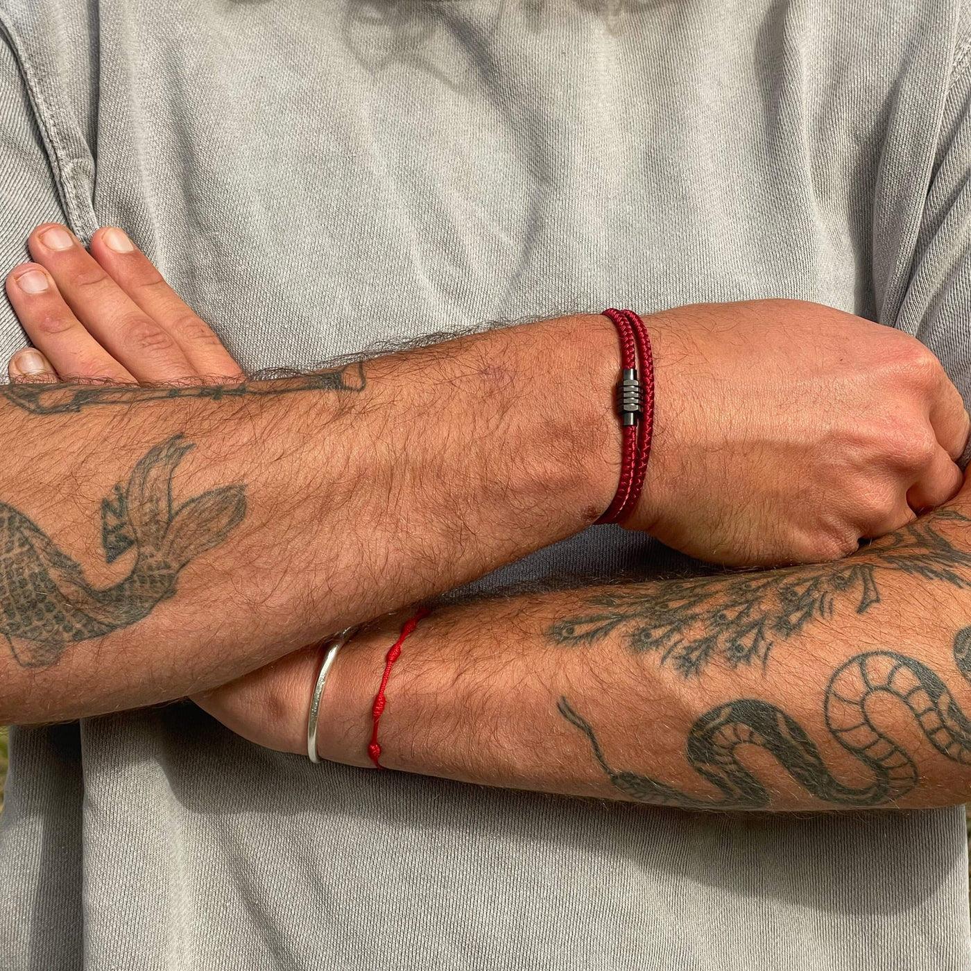 Rote minimalistische Seilarmband