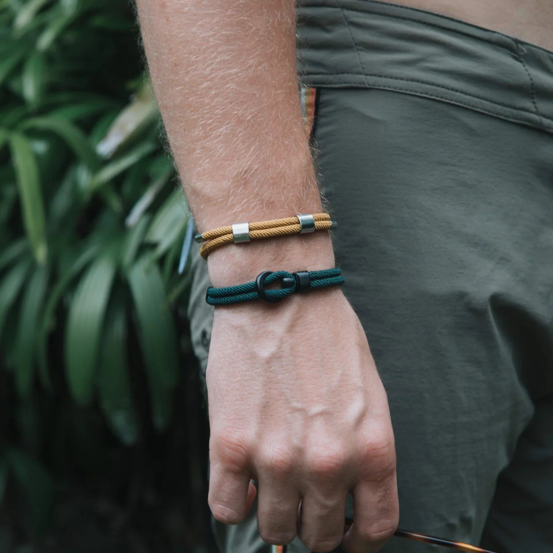 Dunkelgrünes Seilarmband mit schwarzem Nautischen Verschluss