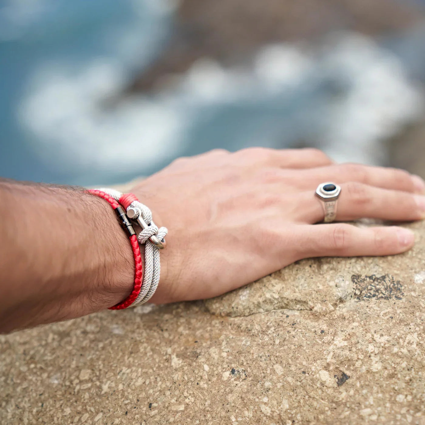 Rote minimalistische Seilarmband
