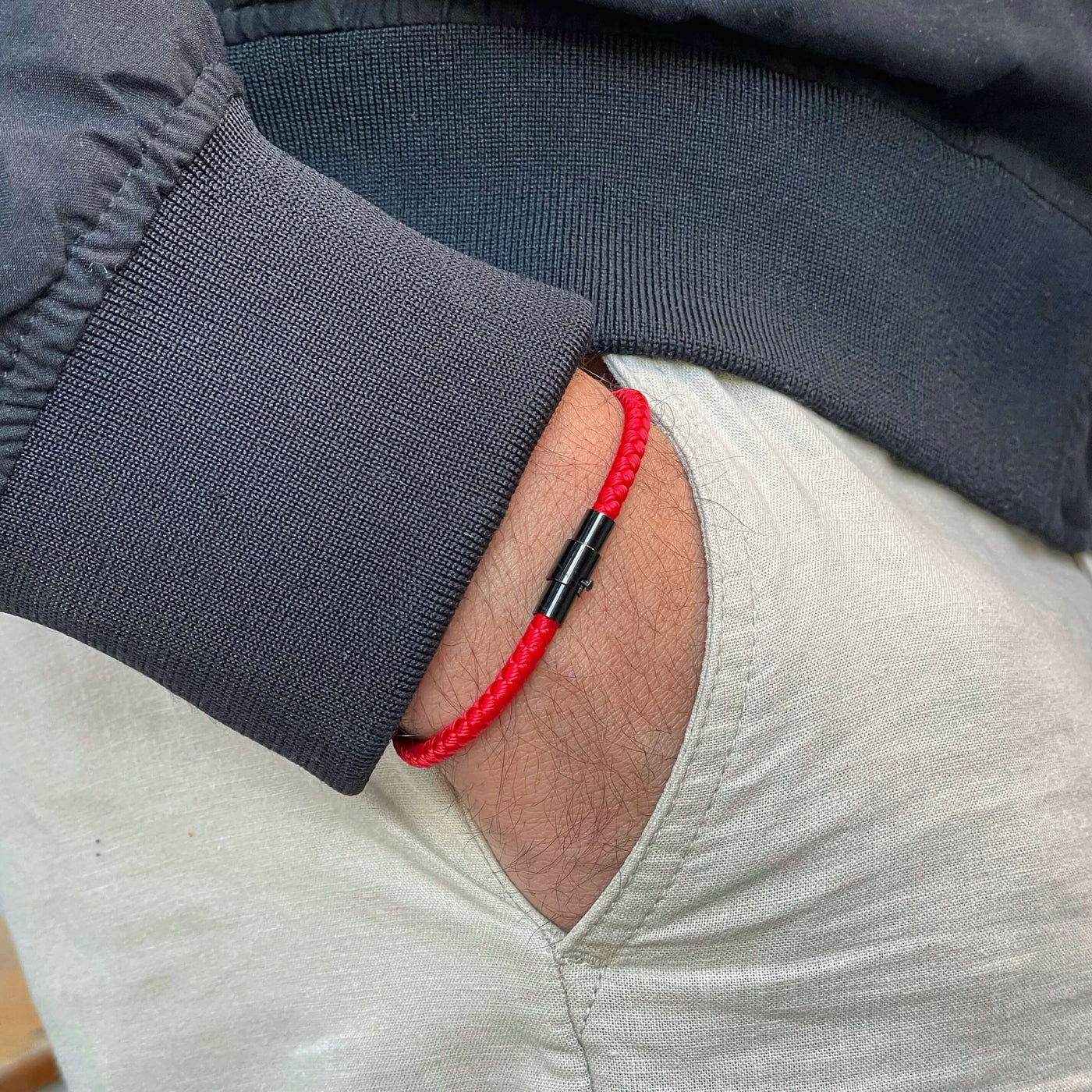 Rote minimalistische Seilarmband